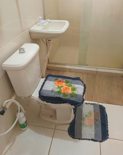 a bathroom with a toilet and a sink and towels at Casa da Lu - PRAÇA DO CARMO OLINDA in Olinda