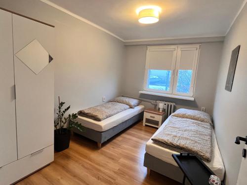 Posteľ alebo postele v izbe v ubytovaní Apartament z widokiem na Spodek