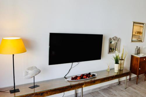 uma sala de estar com televisão na parede em Tuent em Port de Pollença