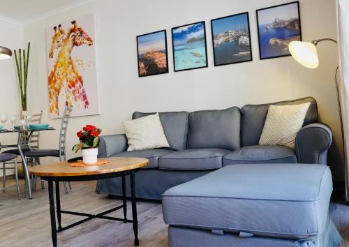 uma sala de estar com um sofá e uma mesa em Tuent em Port de Pollença