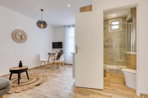 a living room with a sliding door leading to a bathroom at Bel appartement aménagé de 30m2 in Colombes