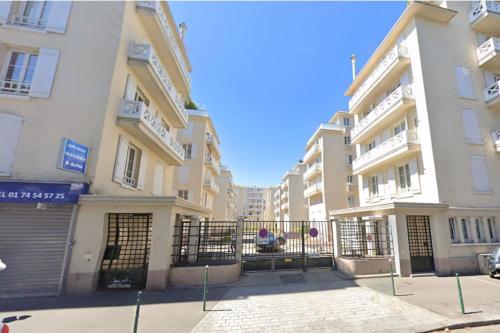szereg budynków apartamentowych z bramą z przodu w obiekcie Bel appartement aménagé de 30m2 w mieście Colombes
