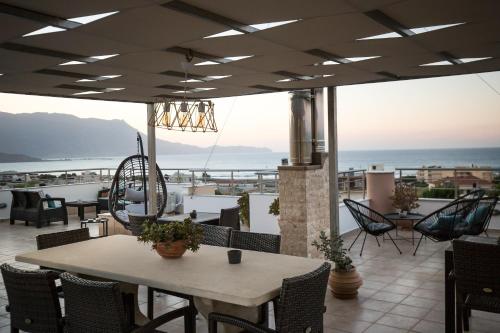 een tafel en stoelen op een patio met uitzicht op de oceaan bij Anastellar in Kissamos