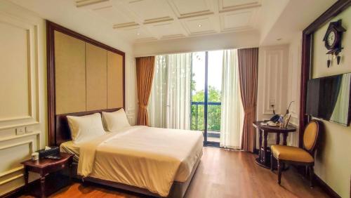 Habitación de hotel con cama y ventana grande en A25 Hotel - 18 Nguyễn Hy Quang, en Hanói