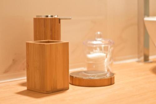 a wooden block with a glass container on a table at Residenza Cantore in Verona