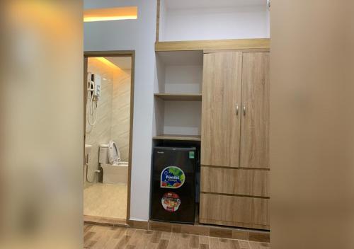 een badkamer met een drankdispenser in een kamer bij D Home in Ho Chi Minh-stad