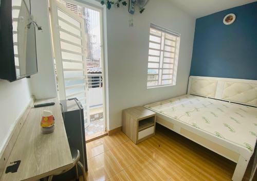 een kleine kamer met een bed en een raam bij D Home in Ho Chi Minh-stad