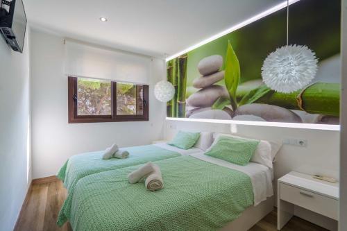 ソン・セッラ・デ・マリーナにあるSa Ninetaのベッドルーム1室(ベッド2台、タオル付)