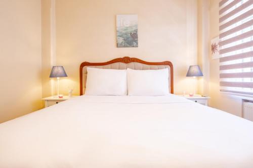 Centrally Located Flat with Balcony in Beyoglu