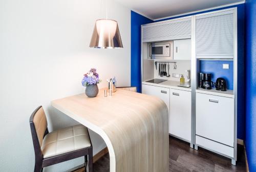Kuchyň nebo kuchyňský kout v ubytování Hotel Global Inn
