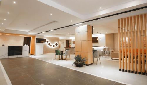 アディスアベバにあるLoft Hotel Apartmentのキッチン、リビングルームが備わる広い客室です。
