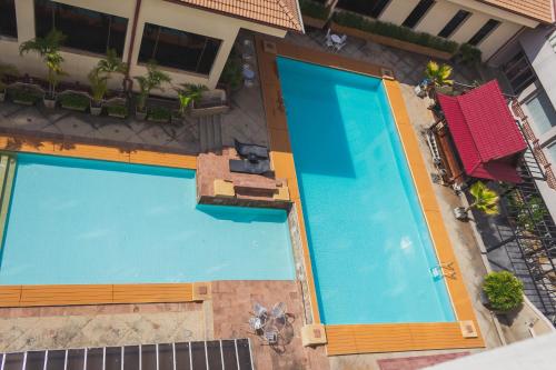 Πισίνα στο ή κοντά στο Songphanburi Hotel