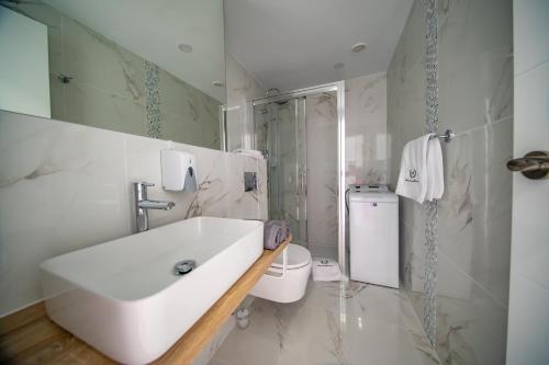 Un baño blanco con lavabo e inodoro. en Ponderosa 615, Las Americas, one bedroom apartment with large terrace and ocean view, next to Siam Park, en Playa de las Américas