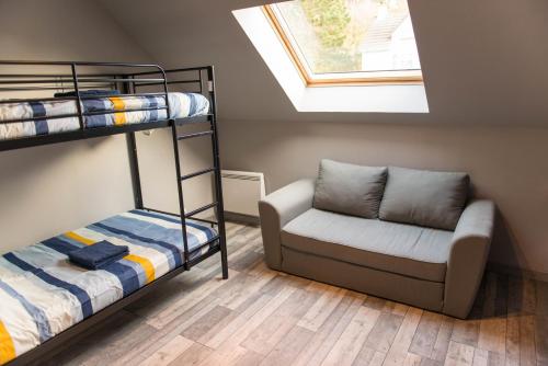 1 dormitorio con litera y sofá en Maison Le Bois de la Couronne - à 2mn de la forêt Eu en Eu