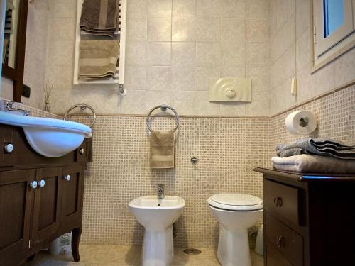 een badkamer met een toilet en een wastafel bij Terre Saracene Suites in Bitonto