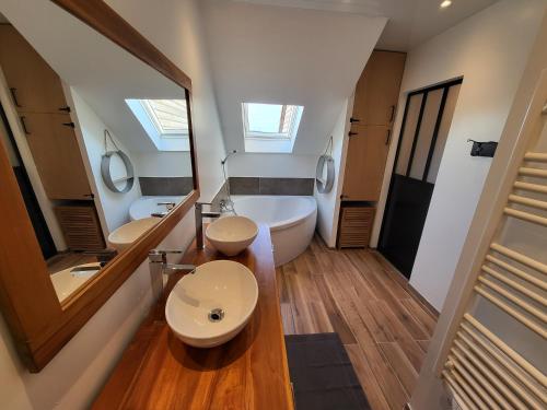 ein Badezimmer mit einer Badewanne, einem WC und einem Waschbecken in der Unterkunft Maison Le Bois de la Couronne - à 2mn de la forêt Eu in Eu