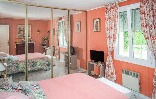 1 Schlafzimmer mit 2 Betten und einem Spiegel in der Unterkunft Beautiful Home In Vic-en-bigorre With Outdoor Swimming Pool, 3 Bedrooms And Wifi in Vic-en-Bigorre