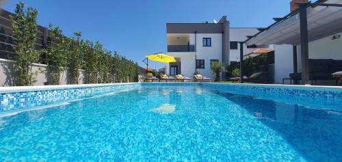 Beautiful 4 bedroom villa with pool, spa&fitness area - AE1576