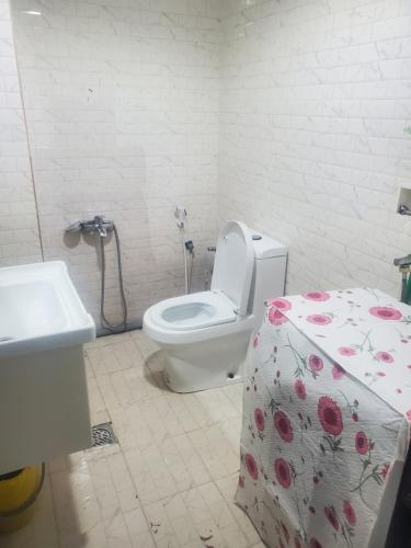 een badkamer met een toilet en een wastafel bij Comfy zone in Abu Dhabi