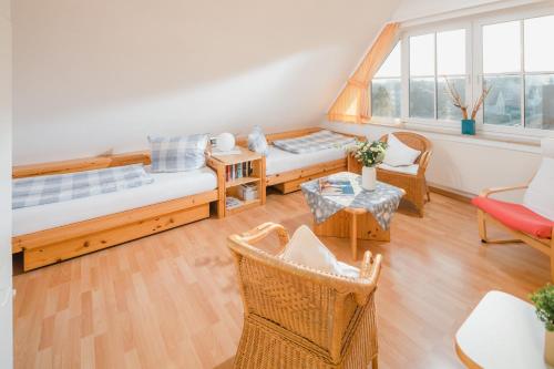 Zimmer mit 2 Betten, einem Tisch und Stühlen in der Unterkunft Haus Dwarslooper - Wohnung Lüntje in Norderney