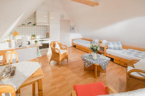 ein Wohnzimmer mit einer Küche und einem Esszimmer in der Unterkunft Haus Dwarslooper - Wohnung Lüntje in Norderney