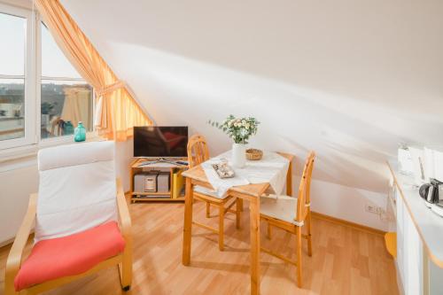 ein kleines Esszimmer mit einem Tisch und Stühlen in der Unterkunft Haus Dwarslooper - Wohnung Lüntje in Norderney