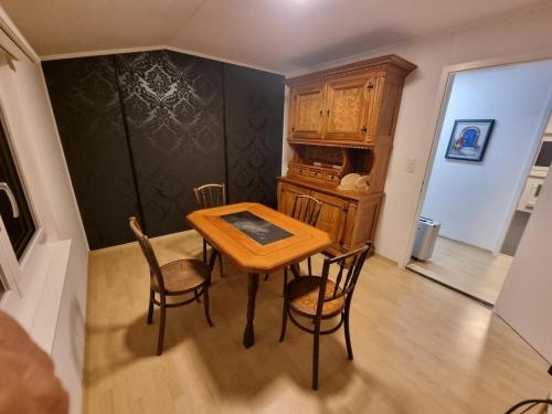 Una cocina o zona de cocina en 24-7 Rooms