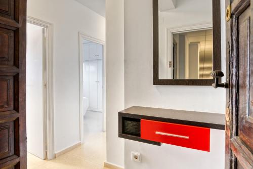 een badkamer met een rode lade en een spiegel bij Los Molinos in Denia