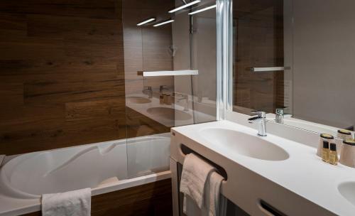 Bilik mandi di Alysson Hôtel