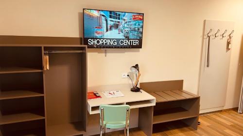 TV a/nebo společenská místnost v ubytování Jukebox Hotel