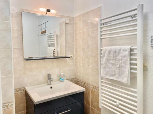 une salle de bain avec un lavabo et un miroir dans l'établissement Beaux Arts T3 Duplex, Rénové Lumineux + Garage, à Montpellier