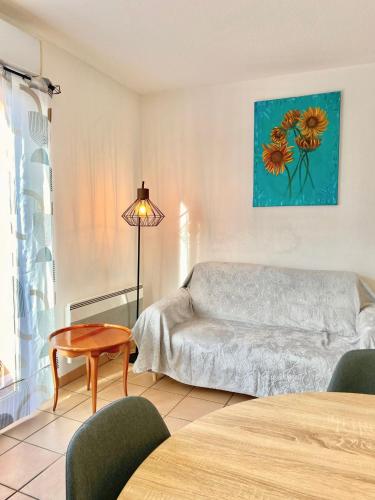 un salon avec un lit et une table dans l'établissement Beaux Arts T3 Duplex, Rénové Lumineux + Garage, à Montpellier