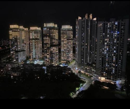un perfil urbano por la noche con edificios altos en 2BR Apt Springhill Terrace, Golf View en Yakarta
