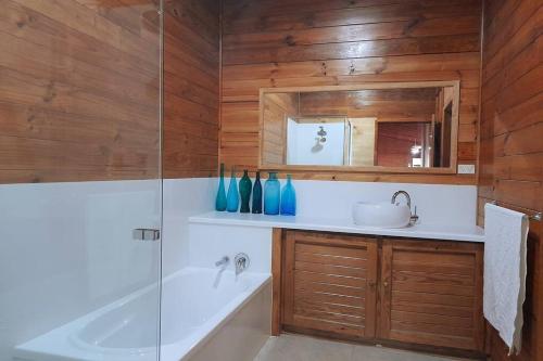 een badkamer met een bad, een wastafel en een douche bij Bells Beach Family Retreat in Bellbrae