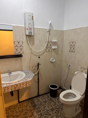 uma casa de banho com um WC, um lavatório e um chuveiro em Divers House em Ko Tao