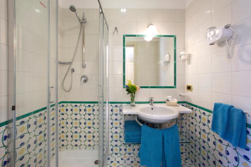 uma casa de banho com um lavatório e um chuveiro em Hotel Del Mare em Sorrento