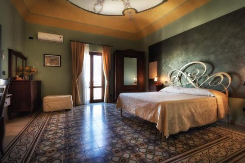 1 dormitorio con 1 cama en una habitación en Bed and Breakfast Sotto le Stelle, en Caltabellotta