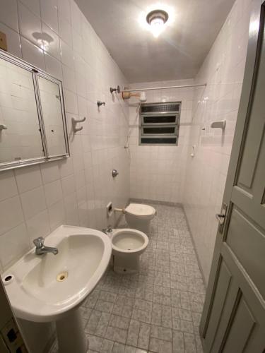 y baño con lavabo y aseo. en Casa de praia Suarão Beach, en Itanhaém