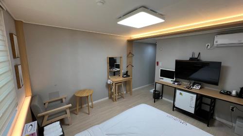 TV a/nebo společenská místnost v ubytování Tongyeong Chosun Hotel