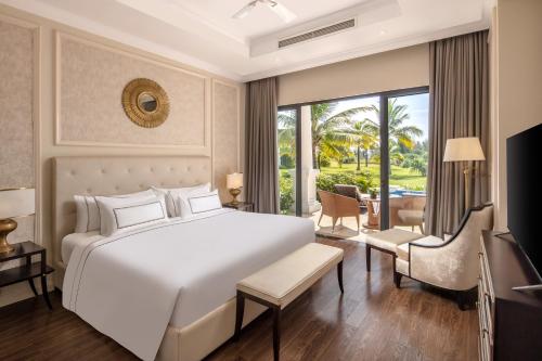 een slaapkamer met een bed en een woonkamer bij Meliá Vinpearl Cua Sot Beach Resort in Ha Tinh