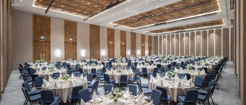 a large banquet hall with tables and chairs at Hyatt Regency Izmir IstinyePark in Izmir