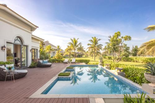 ein Bild eines Pools in einer Villa in der Unterkunft Meliá Vinpearl Cua Sot Beach Resort in Provinz Hà Tĩnh