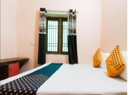 En eller flere senge i et værelse på Om Sai Nath Lodge By WB Inn
