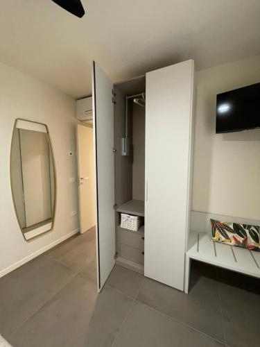 um quarto com um espelho e um armário em Lucia Holiday Apartments em Lazise
