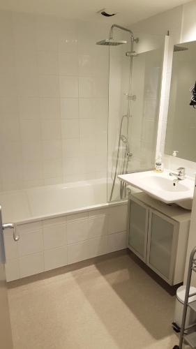 La salle de bains est pourvue d'une baignoire, d'un lavabo et d'une douche. dans l'établissement Spacieux 4/6 places proche du centre, à Saint-Lary-Soulan