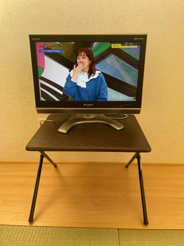 un monitor de ordenador sobre un escritorio en Bessalov Home Japanese style room en Tokio