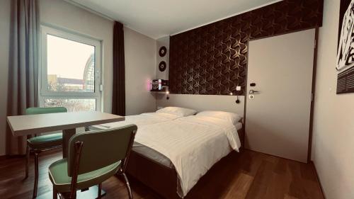 Postel nebo postele na pokoji v ubytování Jukebox Hotel