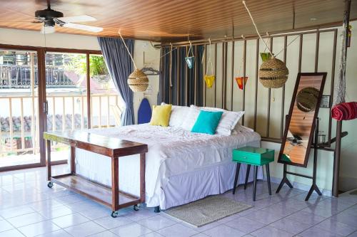 a bedroom with a bed and a table at Boutike Art & Wellness in Concepción de Ataco