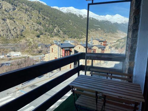  MIKKA CLOS -  Room  picture :   Tea/Coffee maker    Bath    TV                           