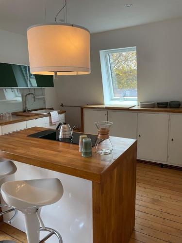 cocina con encimera de madera en una habitación en Stilvolle Apartments auf dem Weingut Schätzel, en Nierstein